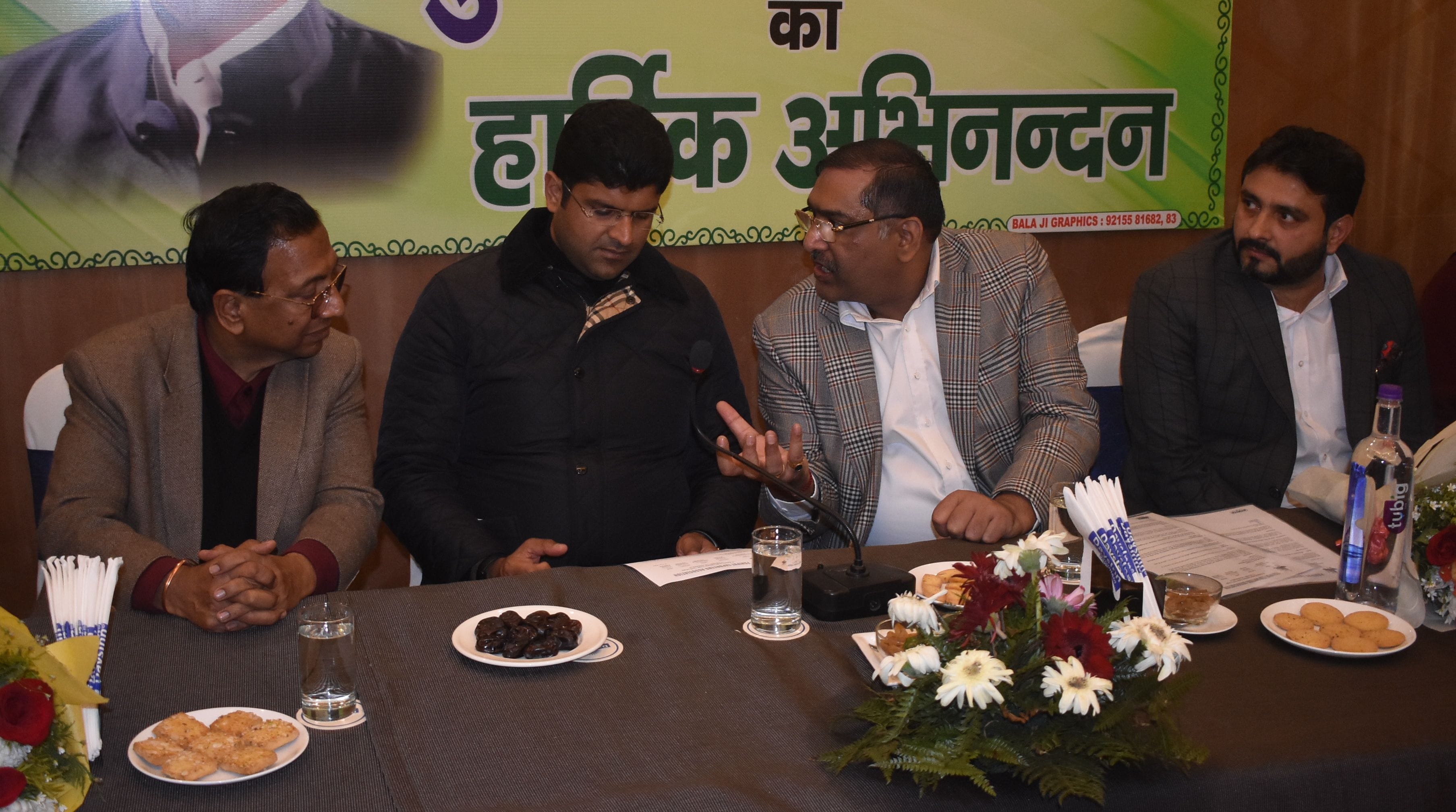 पानीपत। सेक्टर-25 स्थित निजी होटल में आयोजित मीटिंग में उप मुख्यमंत्री दुष्यंत चौटाला के सामने अ? पानीपत। सेक्टर-25 स्थित निजी होटल में आयोजित मीटिंग में उप मुख्यमंत्री दुष्यंत चौटाला के सामने अ?