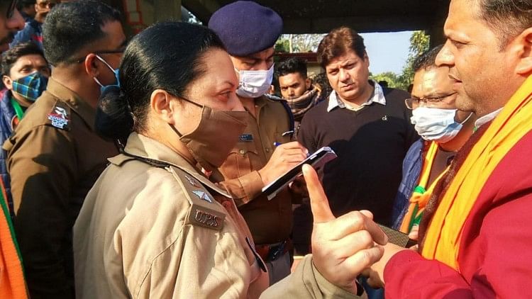 Uttarakhand Election 2022: L’actrice de cinéma et le convoi du député Locket Chatterjee attaqués – Uttarakhand Election 2022: Le convoi du député du BJP Locket Chatterjee attaqué, l’actrice s’est rendue à Rudrapur pour faire campagne