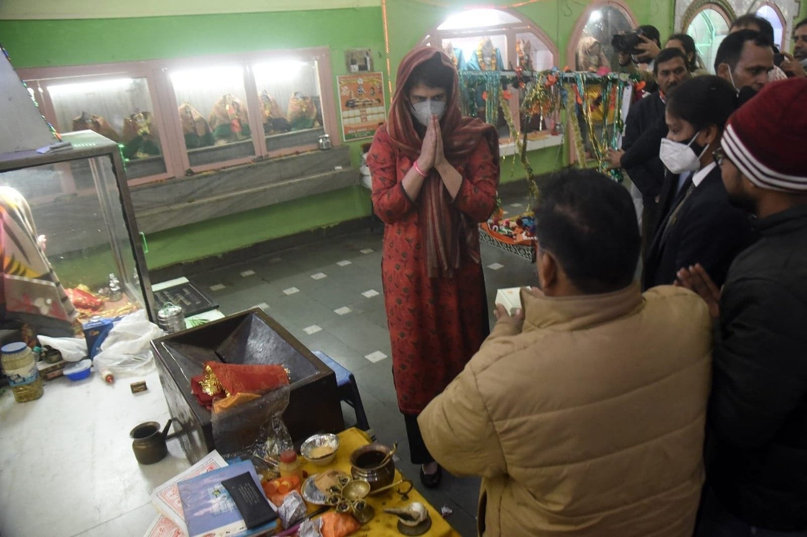 रामघाट रोड स्थित मंदिर पर मां सरस्वती की पूजा करतीं प्रियंका गांधी।