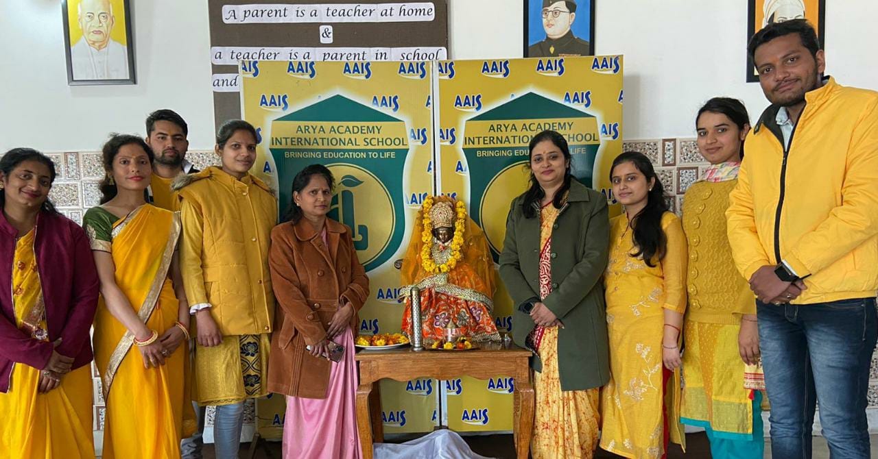 आर्य एकेडमी इंटरनेशनल स्कूल में बसंत उत्सव मनाते हुए आर्य एकेडमी इंटरनेशनल स्कूल में बसंत उत्सव मनाते हुए