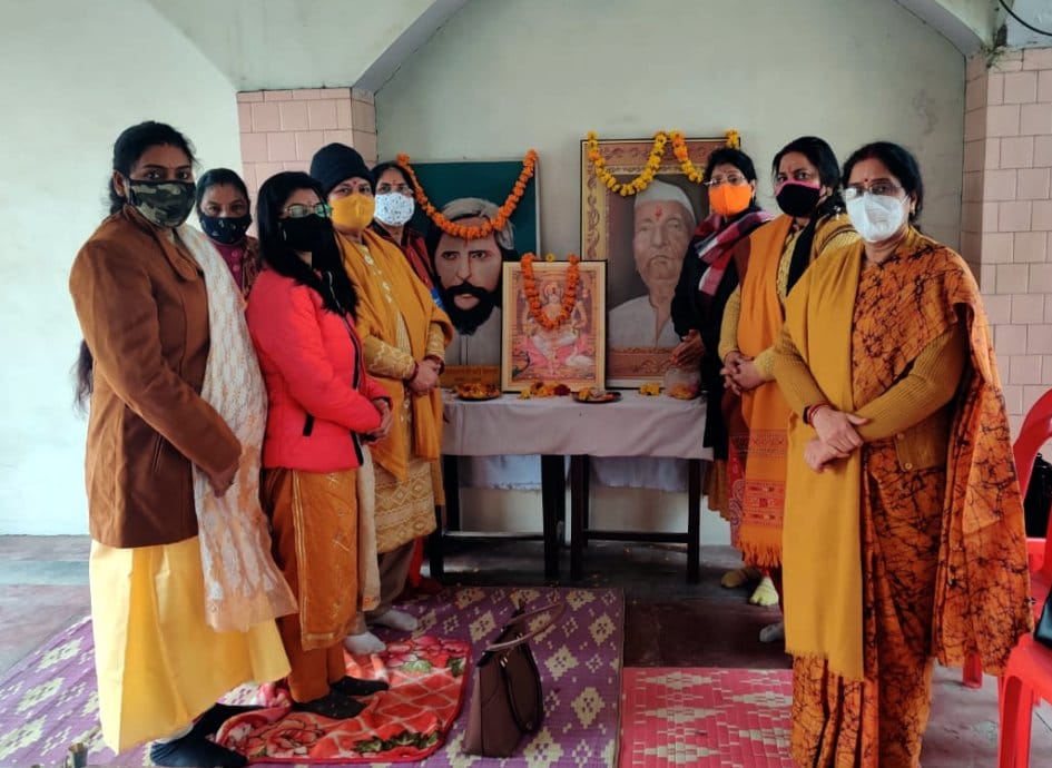 आर्रू कन्या महा विद्यालय में पूजा में शामिल शिक्षीकाएं