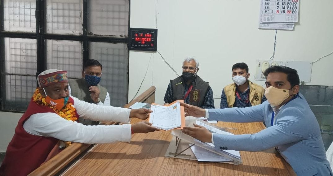 आरो को नामांकन पत्र सौंपते मंझनपुर से भाजपा प्रत्याशी लाल बहादुर आरो को नामांकन पत्र सौंपते मंझनपुर से भाजपा प्रत्याशी लाल बहादुर