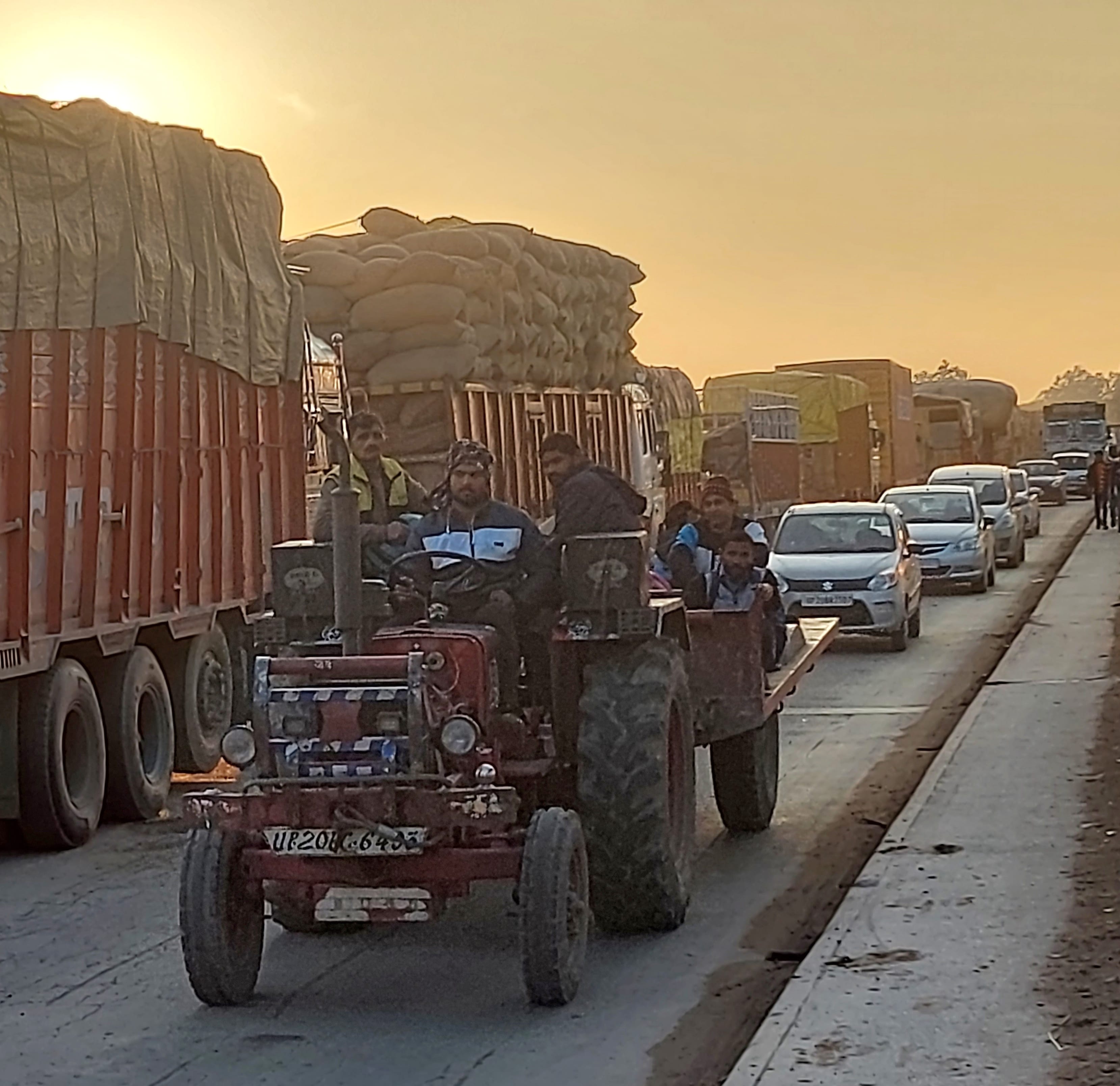 बिजनौर में बैराज रोड पर लगा लंबा जाम। बिजनौर में बैराज रोड पर लगा लंबा जाम।