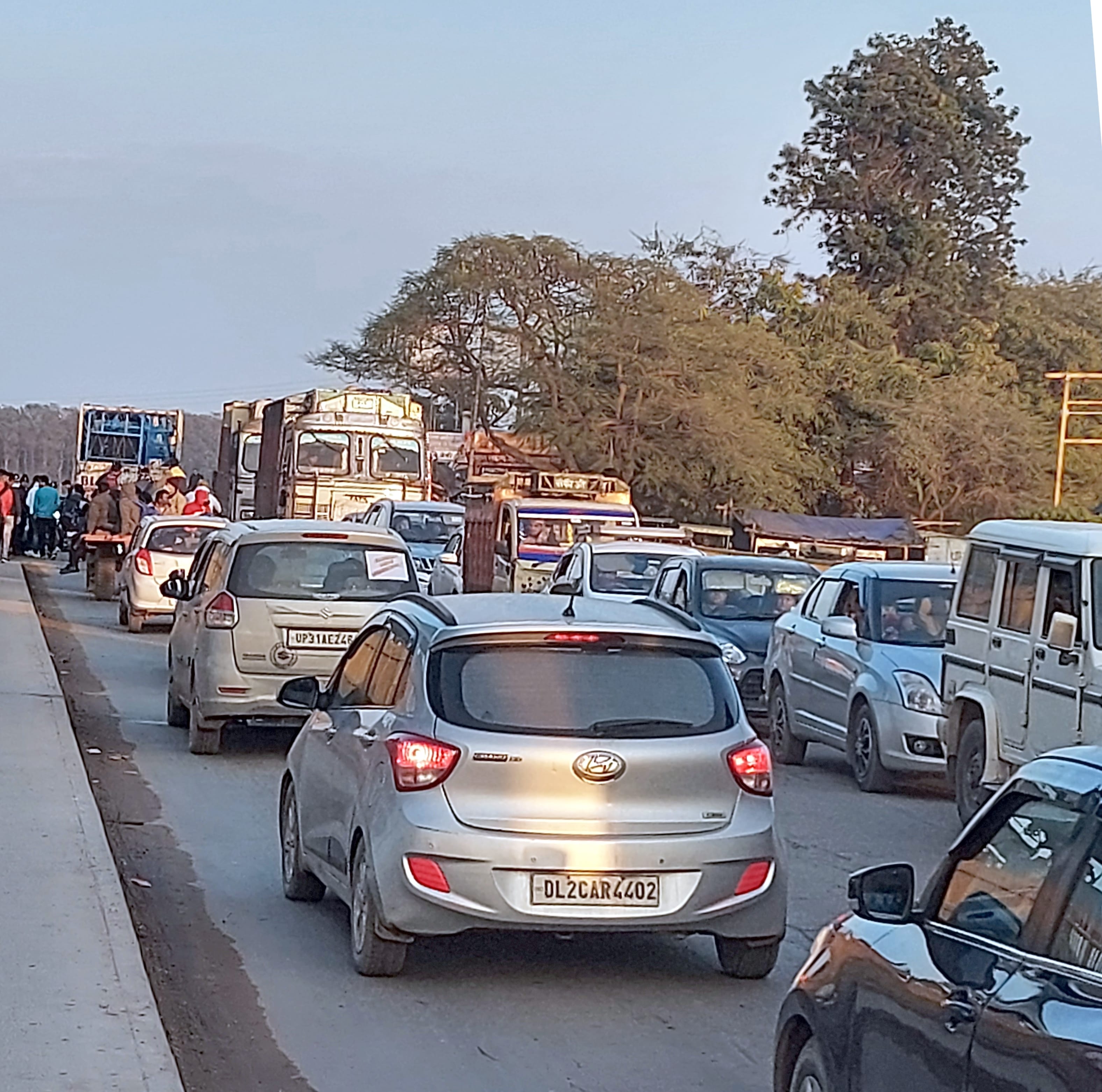 बिजनौर में बैराज रोड पर लगा लंबा जाम। बिजनौर में बैराज रोड पर लगा लंबा जाम।