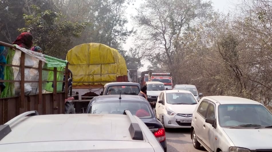 बिजनौर में बैराज रोड पर लगा लंबा जाम। बिजनौर में बैराज रोड पर लगा लंबा जाम।