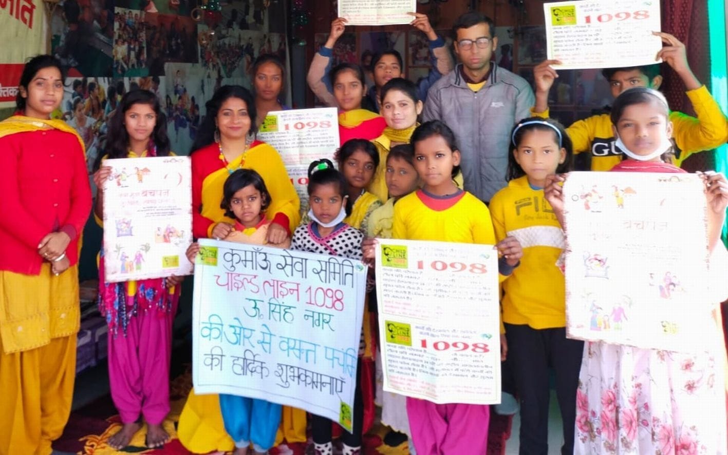 रुद्रपुर के खेड़ा में वसंत पंचमी पर बच्चों को जागरूक करती चाइल्ड लाइन की टीम। रुद्रपुर के खेड़ा में वसंत पंचमी पर बच्चों को जागरूक करती चाइल्ड लाइन की टीम।