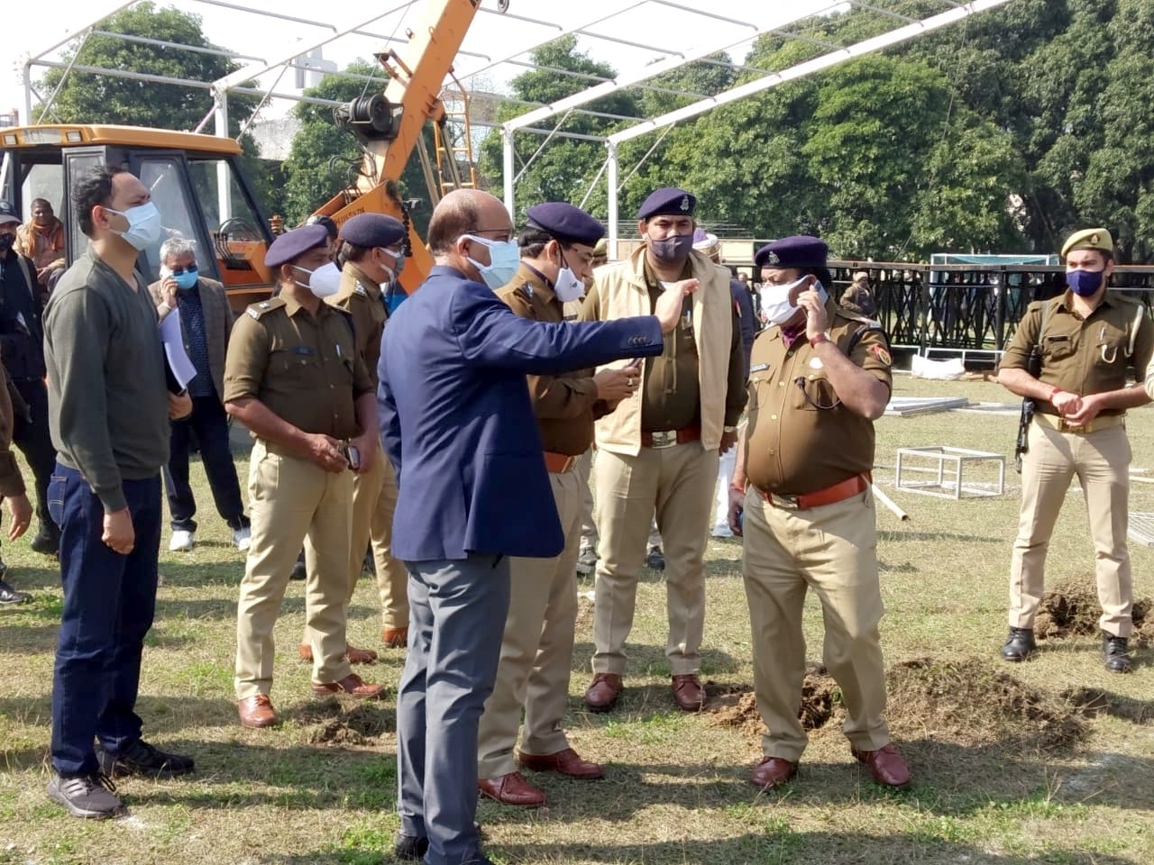 बिजनौर में वर्धमान कॉलेज में प्रधानमंत्री की सभा की तैयारियों का निरीक्षण करते डीएम उमेश मिश्रा बिजनौर में वर्धमान कॉलेज में प्रधानमंत्री की सभा की तैयारियों का निरीक्षण करते डीएम उमेश मिश्रा