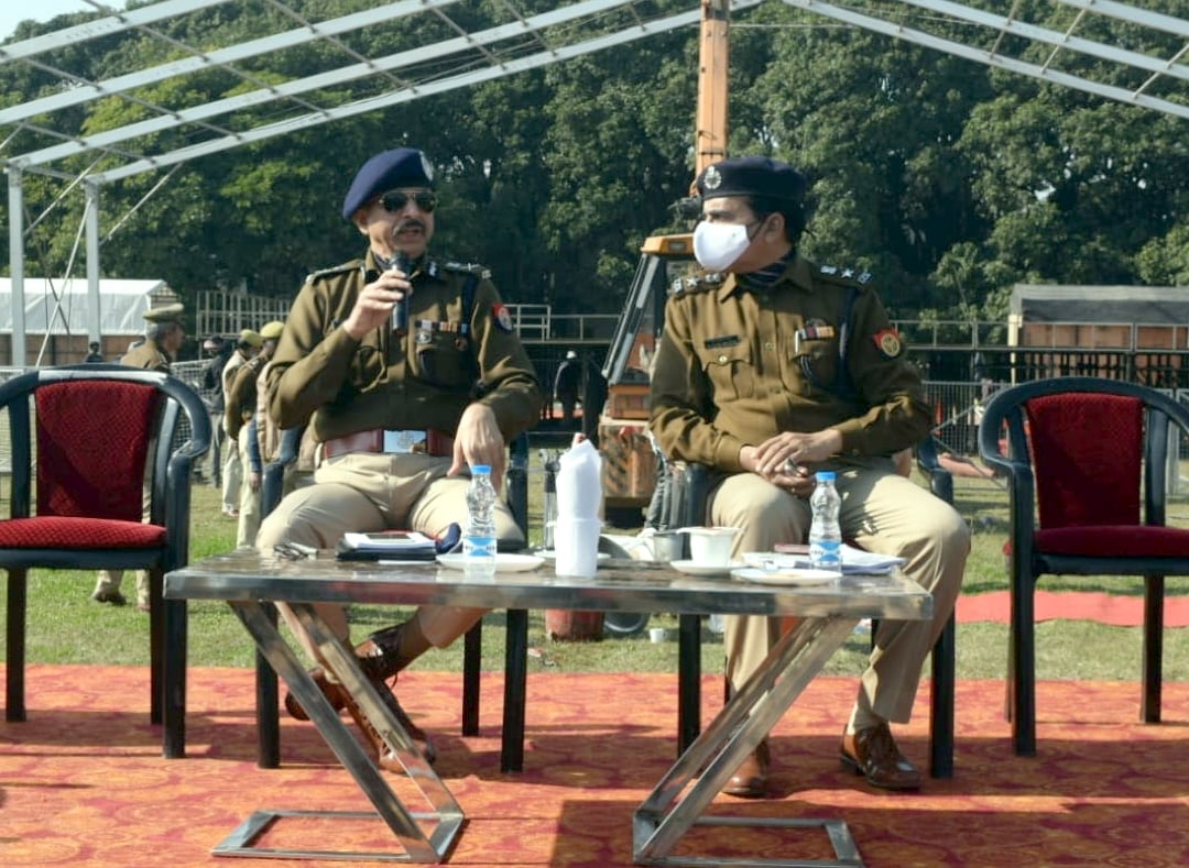 बिजनौर में वर्धमान कॉलेज में प्रधानमंत्री की सभा के लिए पुलिसकर्मियों को दिशा निर्देश देते एडीज बिजनौर में वर्धमान कॉलेज में प्रधानमंत्री की सभा के लिए पुलिसकर्मियों को दिशा निर्देश देते एडीज
