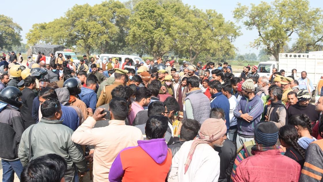 हादसे के बाद उन्नाव-रायबरेली मार्ग पर जाम लगा हंगामा करते परिजन व ग्रामीण। संवाद हादसे के बाद उन्नाव-रायबरेली मार्ग पर जाम लगा हंगामा करते परिजन व ग्रामीण। संवाद