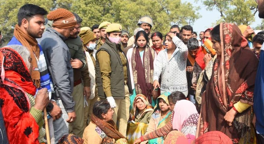 दंपती की मौत से बेहाल परिजन। संवाद दंपती की मौत से बेहाल परिजन। संवाद