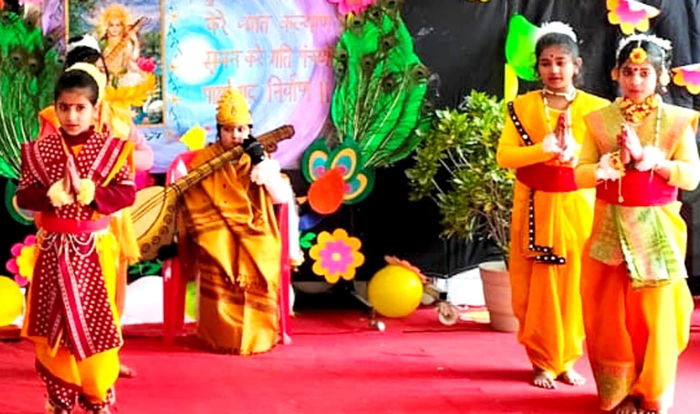 एपीएस स्कूल में सरस्वती वंदना प्रस्तुत करतीं छात्राएं। एपीएस स्कूल में सरस्वती वंदना प्रस्तुत करतीं छात्राएं।