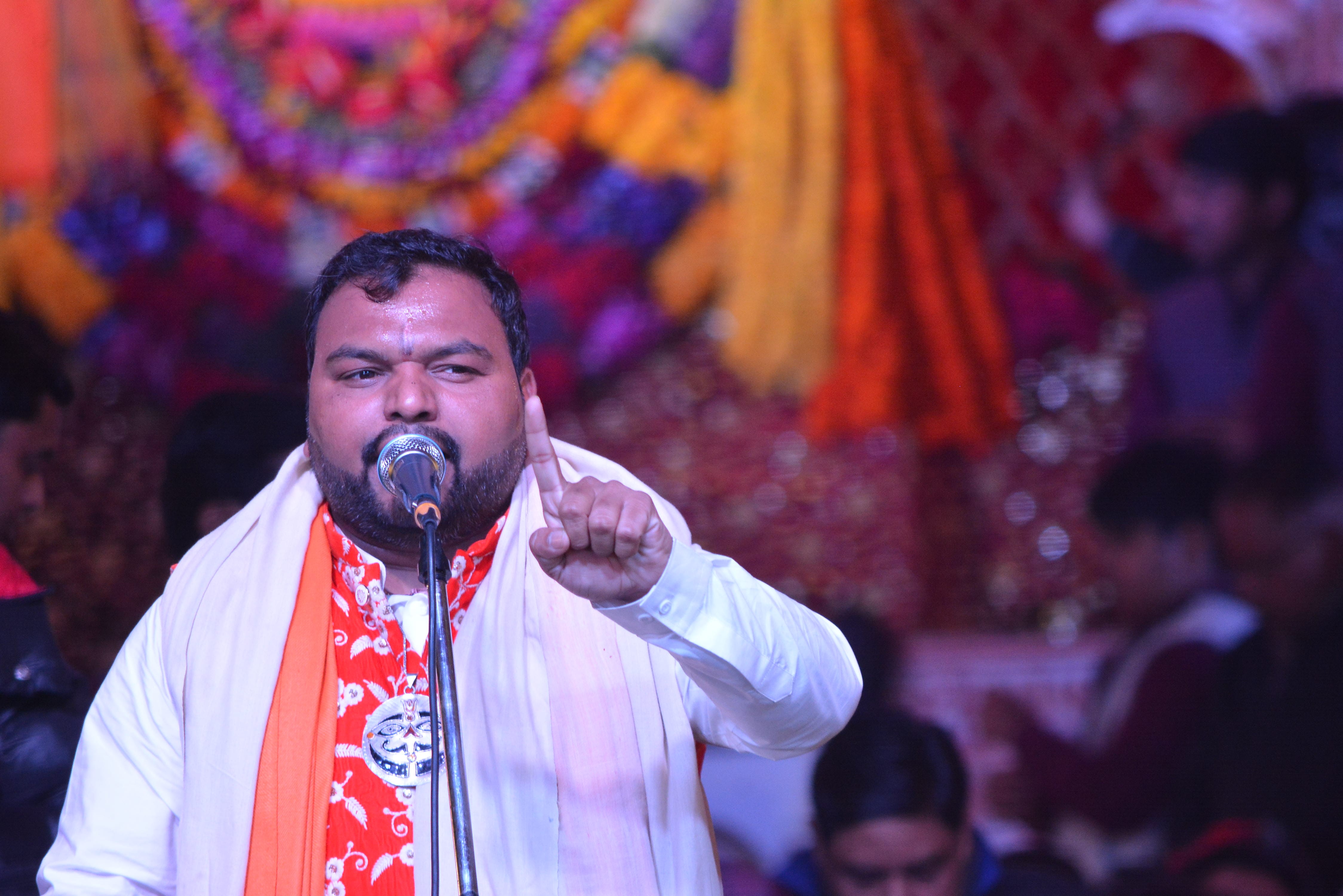 नई मंडी में आयोजित कार्यक्रम में भजन प्रस्तुत करते कलाकार कन्हैया। नई मंडी में आयोजित कार्यक्रम में भजन प्रस्तुत करते कलाकार कन्हैया।