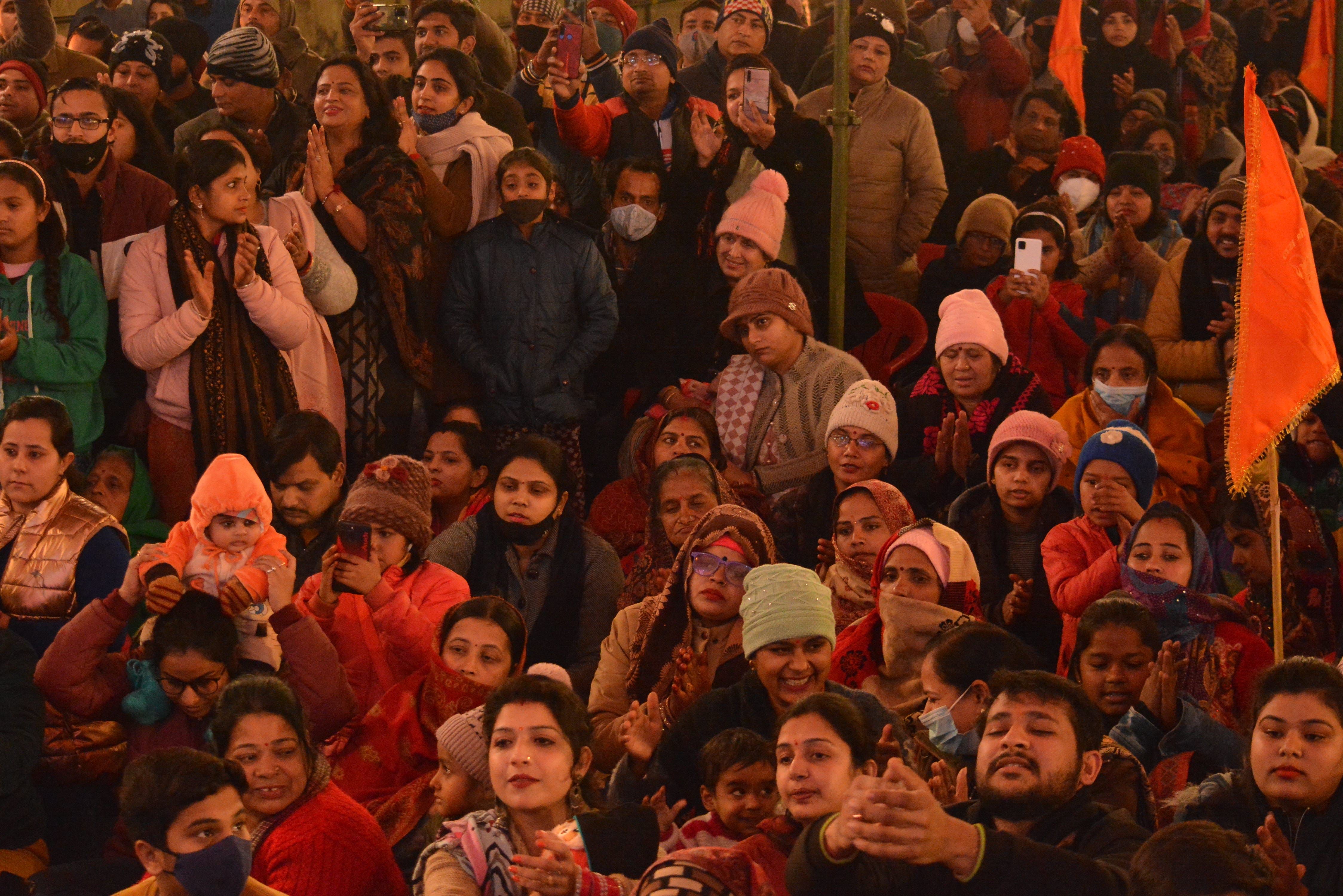 नई मंडी में आयोजित कार्यक्रम में झूमते श्रद्धालु। नई मंडी में आयोजित कार्यक्रम में झूमते श्रद्धालु।