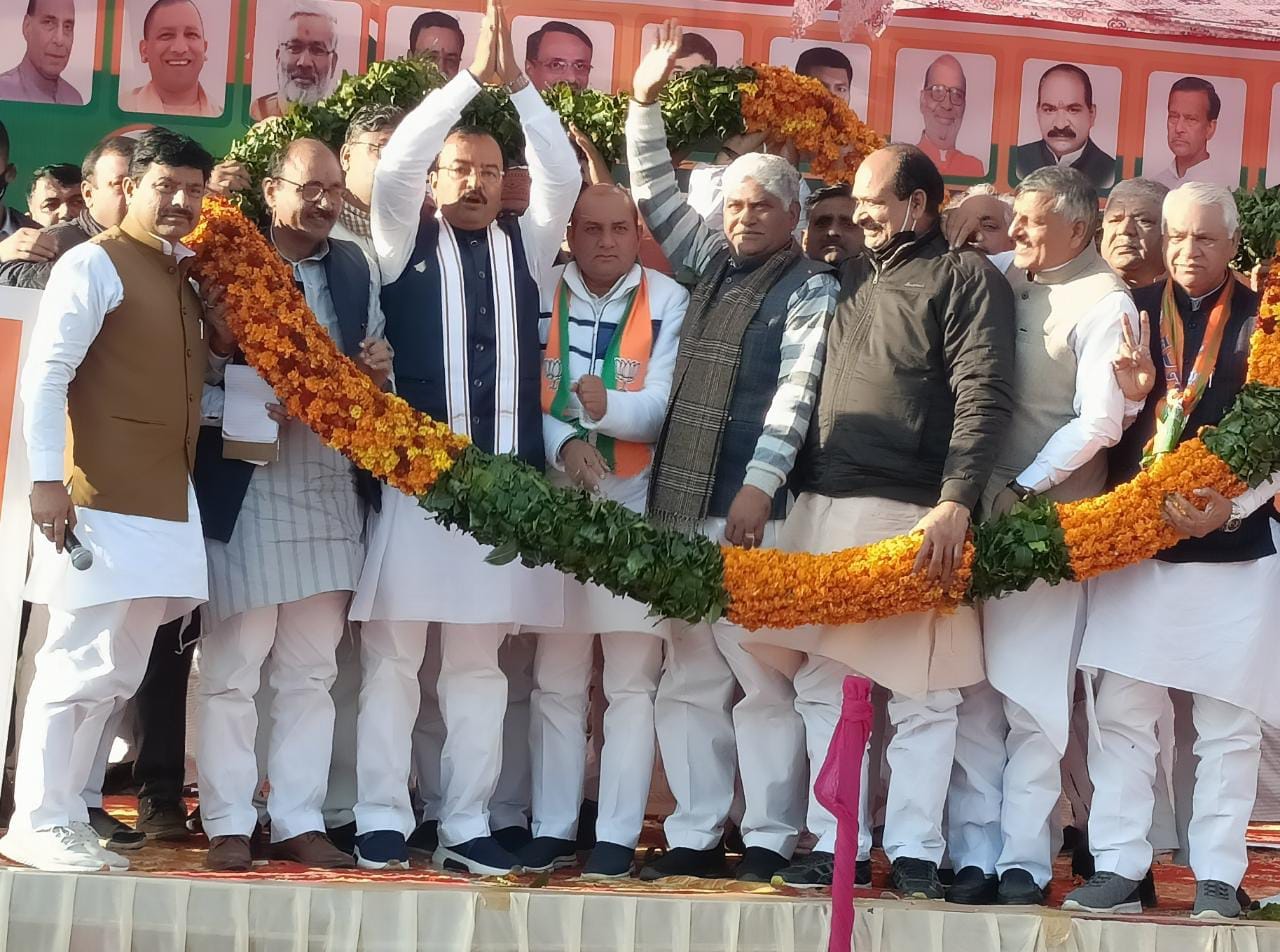 सहारनपुर के गंगोह में माल्यार्पण के दौरान अभिवादन करते केशव प्रसाद मौर्य