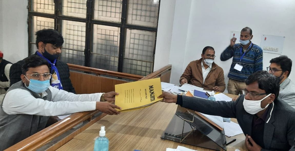 कलक्ट्रेट में आरो को नामांकन पत्र सौंपते चायल विधानसभा से बसपा प्रत्याशी अतुल कुमार द्विवेदी कलक्ट्रेट में आरो को नामांकन पत्र सौंपते चायल विधानसभा से बसपा प्रत्याशी अतुल कुमार द्विवेदी