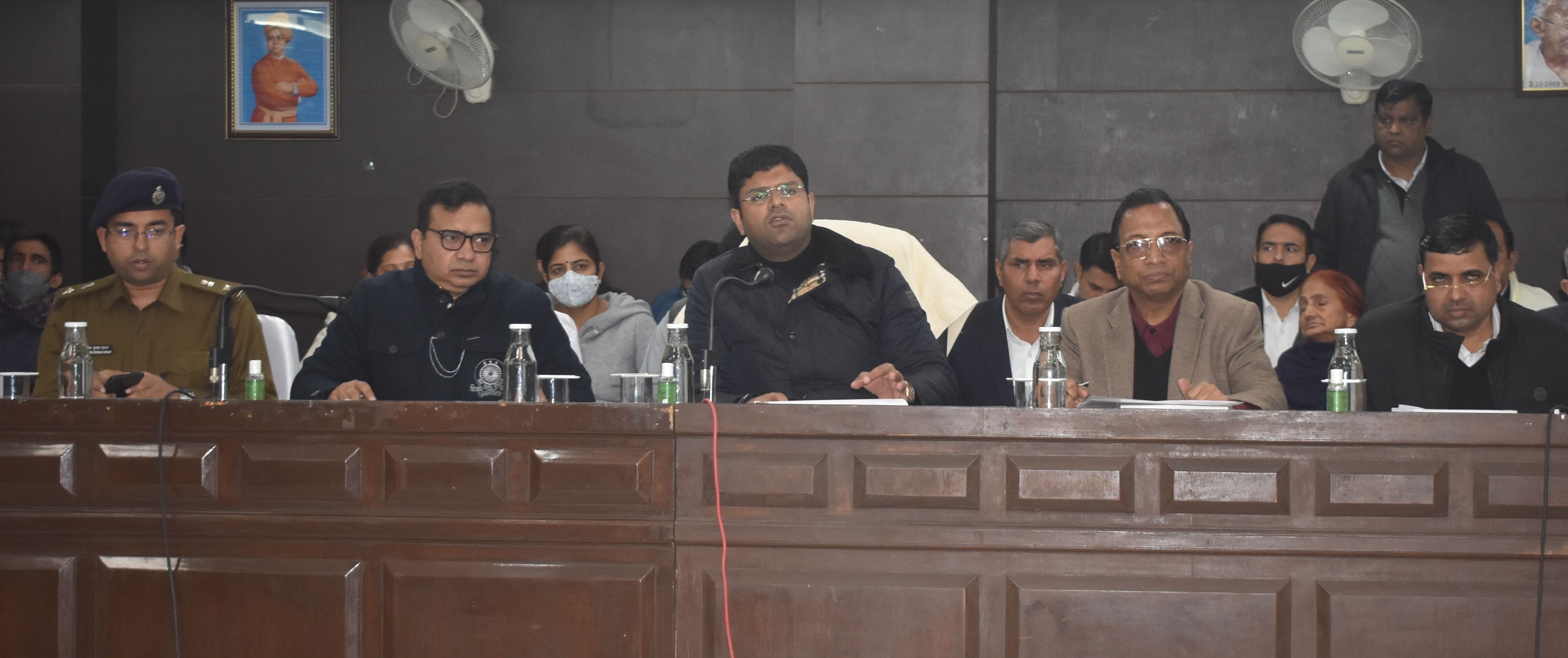 पानीपत। जिला कष्ट निवारण समिति की बैठक अध्यक्षत करते हुए व लोगों की शिकायते सुनते हुए उपमुख्यमं?