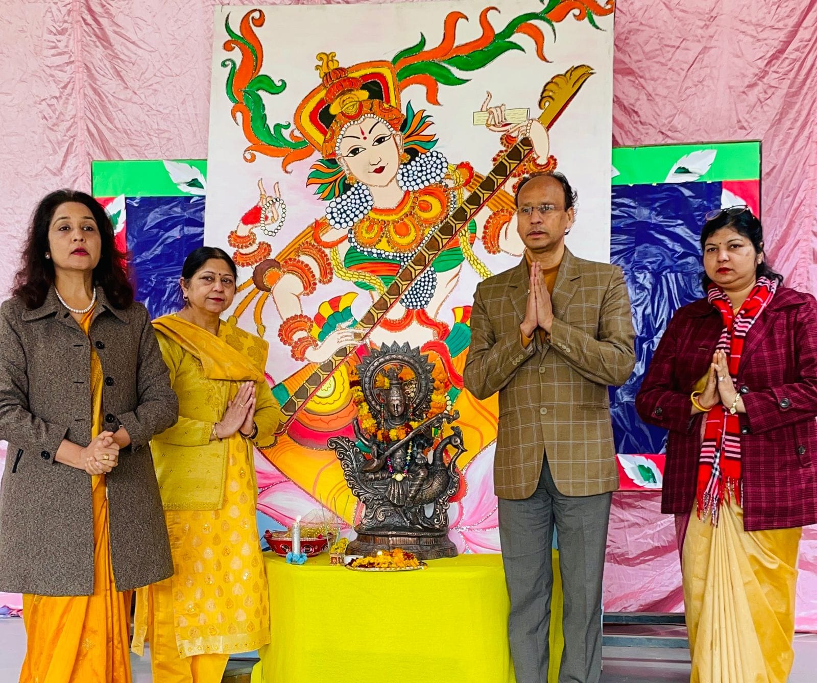 शारदेन स्कूल में बसंत पंचमी पर्व मनाते प्रधानाचार्य व शिक्षक। शारदेन स्कूल में बसंत पंचमी पर्व मनाते प्रधानाचार्य व शिक्षक।