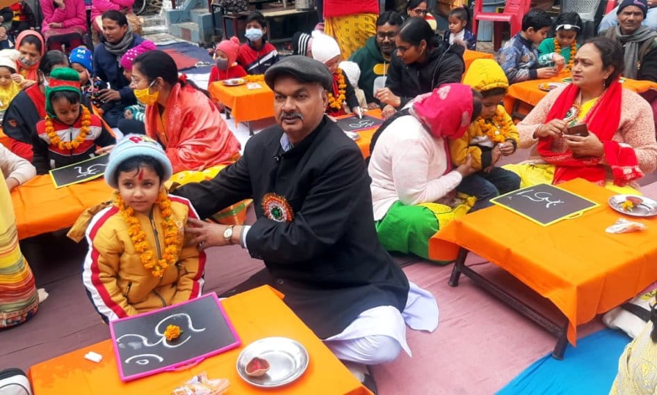 सनातन घर्म शिशु मंदिर स्कूल में पाटी पूजन करते बच्चे