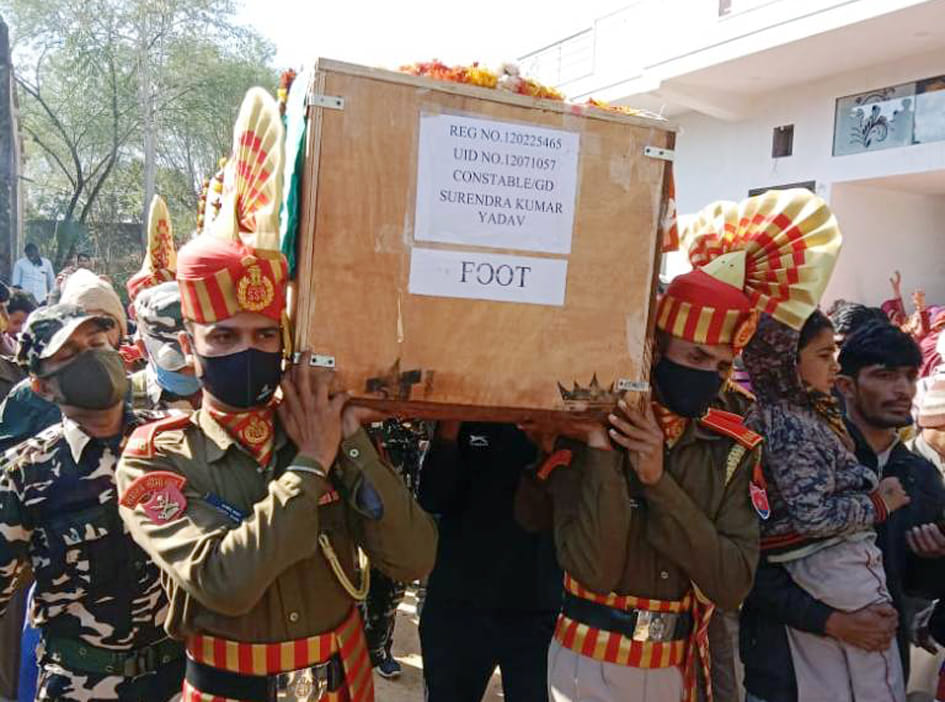लखीमपुर खीरी। एसएसबी जवान के पैतृक गांव में शव उठाकर ले जाते जवान। संवाद लखीमपुर खीरी। एसएसबी जवान के पैतृक गांव में शव उठाकर ले जाते जवान। संवाद