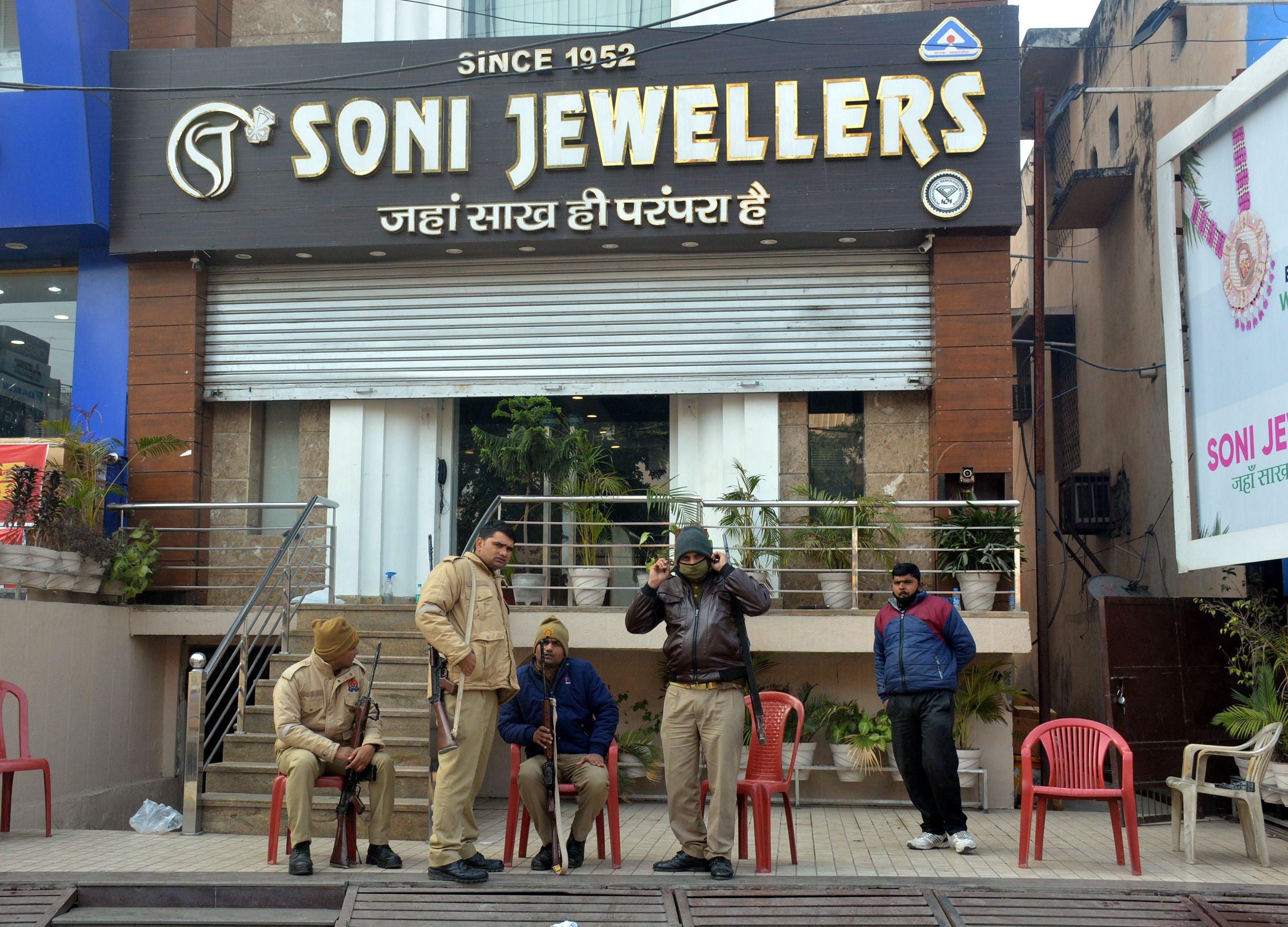 सोनी ज्वैलर्स शोरूम में छापामार कार्रवाई के दौरान शोरूम के बाहर तैनात पुलिसकर्मी। सोनी ज्वैलर्स शोरूम में छापामार कार्रवाई के दौरान शोरूम के बाहर तैनात पुलिसकर्मी।