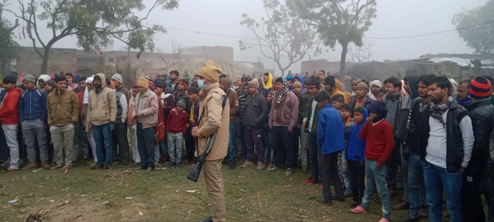 घटना स्थल पर लगी भीड़। संवाद घटना स्थल पर लगी भीड़। संवाद