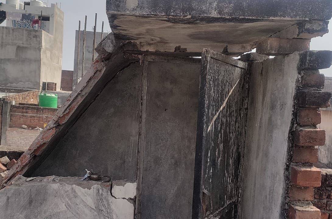 चौक में चोरी के लिए तोड़ा गई जीने की दीवार। संवाद