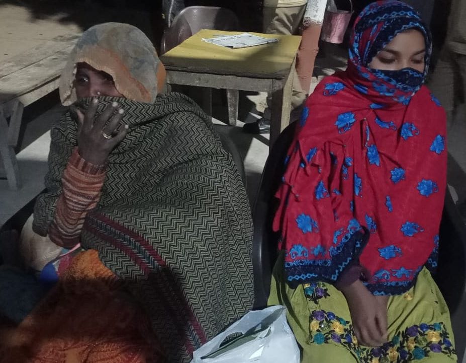 ललौली थाने में मुकदमा दर्ज कराने के लिए बैठीं मृतका की मां शांती देवी व बहन गुड़िया। संवाद ललौली थाने में मुकदमा दर्ज कराने के लिए बैठीं मृतका की मां शांती देवी व बहन गुड़िया। संवाद
