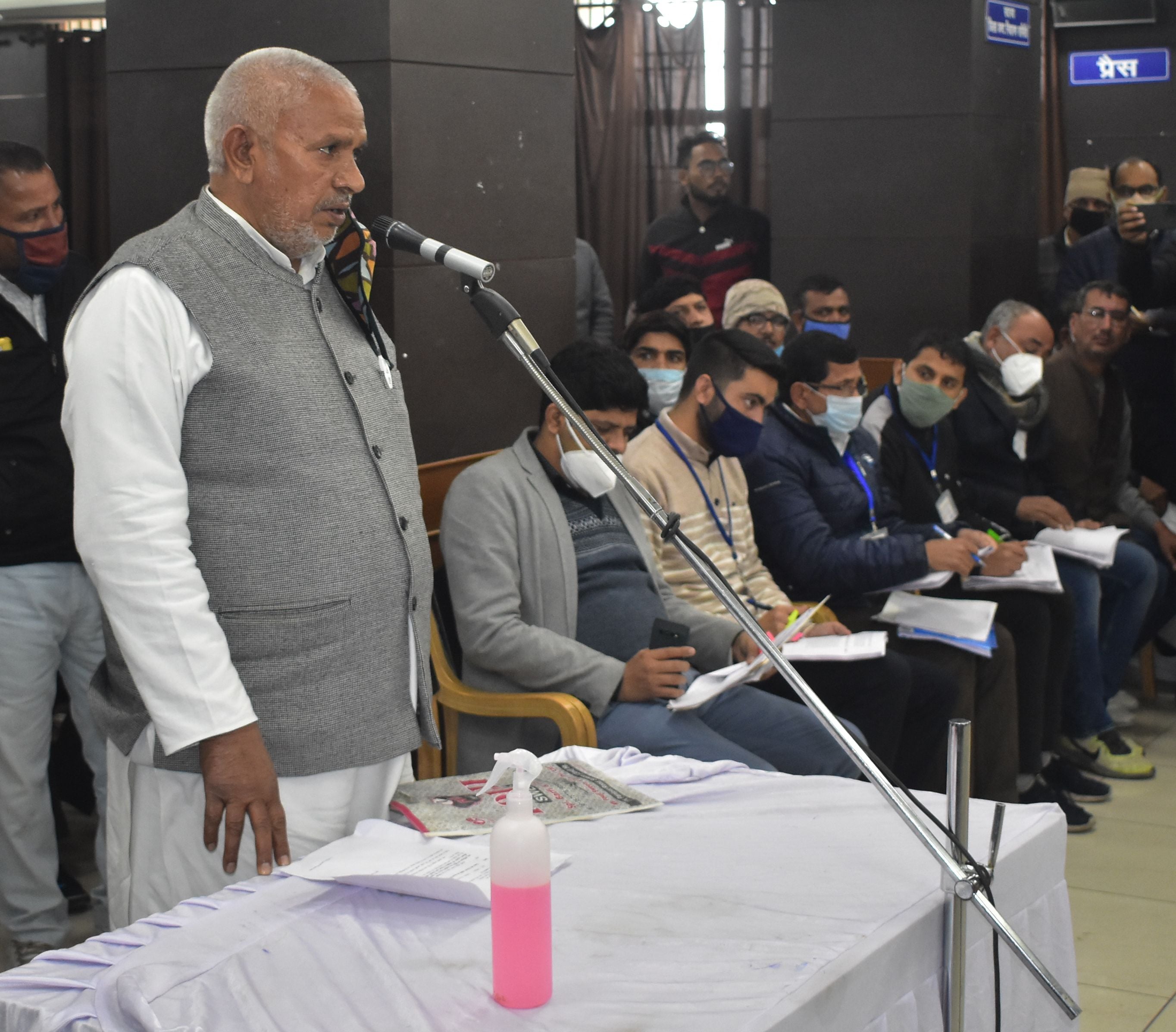 पानीपत।   शिकायतकर्ता ओम प्रकाश जिला कष्ट निवारण समिति की बैठक में अपनी बात रखेत हुए।