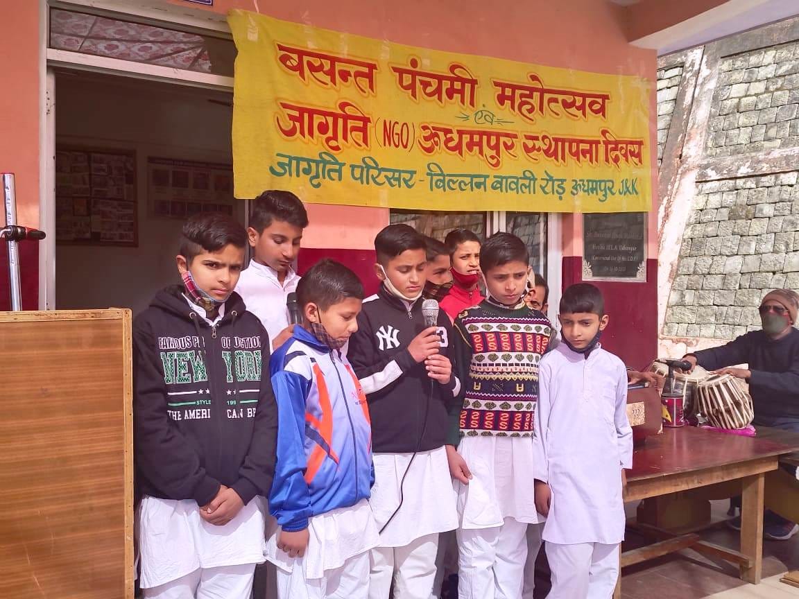 उधमपुर: वृद्ध आश्रम में बसंत पंचमी कार्यक्रम की शुरुआत दीप जलाकर करते तथा परसतूति देते बच्चे.