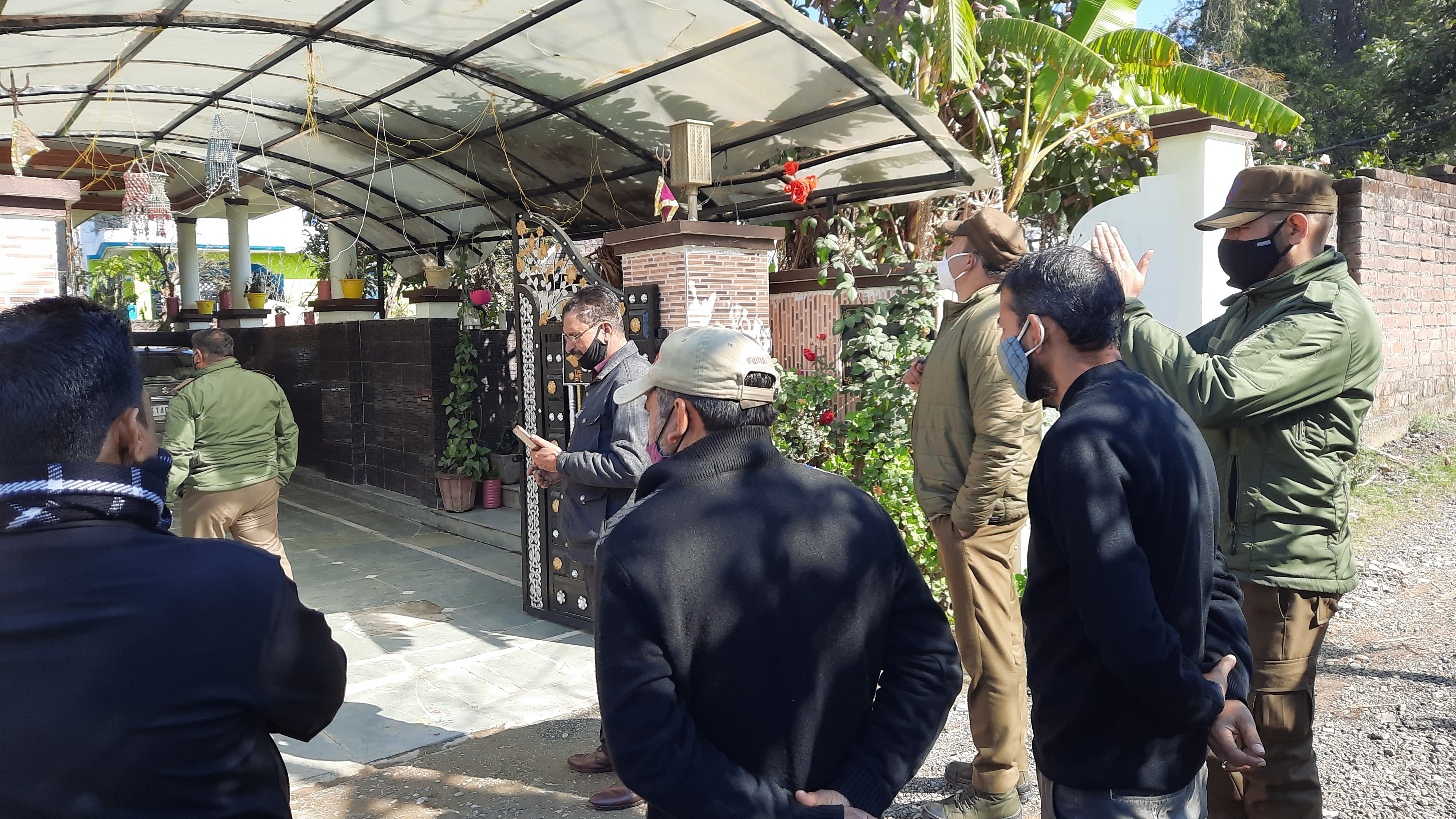 उधमपुर: रठिया क्षेत्र में चोरों द्वारा चोरी कर बिखरा पड़ा सामान तथा मौके पर पहुंची पुलिस. उधमपुर: रठिया क्षेत्र में चोरों द्वारा चोरी कर बिखरा पड़ा सामान तथा मौके पर पहुंची पुलिस.