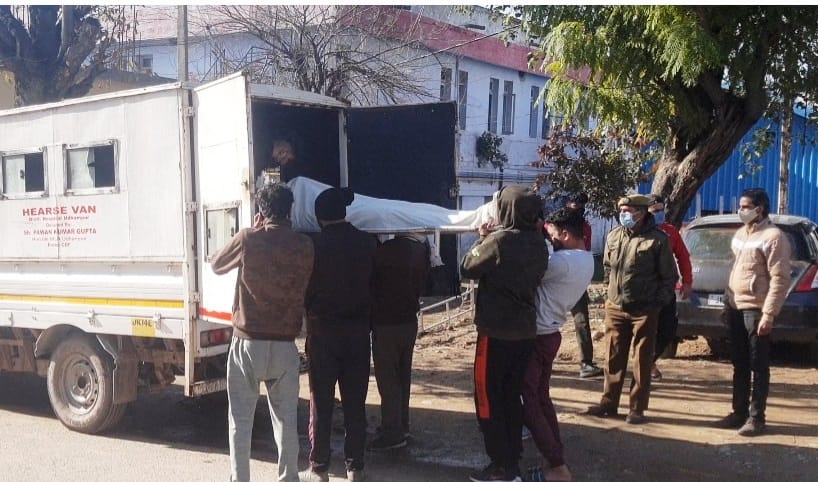 उधमपुर: नेशनल हाईवे पर दुर्घटनाग्रस्त हुई स्कॉर्पियो कार तथा शव को ले जाते परिवार के सदस्य पोस्ट उधमपुर: नेशनल हाईवे पर दुर्घटनाग्रस्त हुई स्कॉर्पियो कार तथा शव को ले जाते परिवार के सदस्य पोस्ट