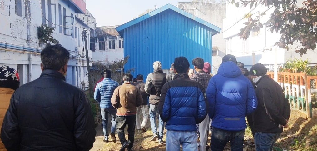 उधमपुर: नेशनल हाईवे पर दुर्घटनाग्रस्त हुई स्कॉर्पियो कार तथा शव को ले जाते परिवार के सदस्य पोस्ट उधमपुर: नेशनल हाईवे पर दुर्घटनाग्रस्त हुई स्कॉर्पियो कार तथा शव को ले जाते परिवार के सदस्य पोस्ट