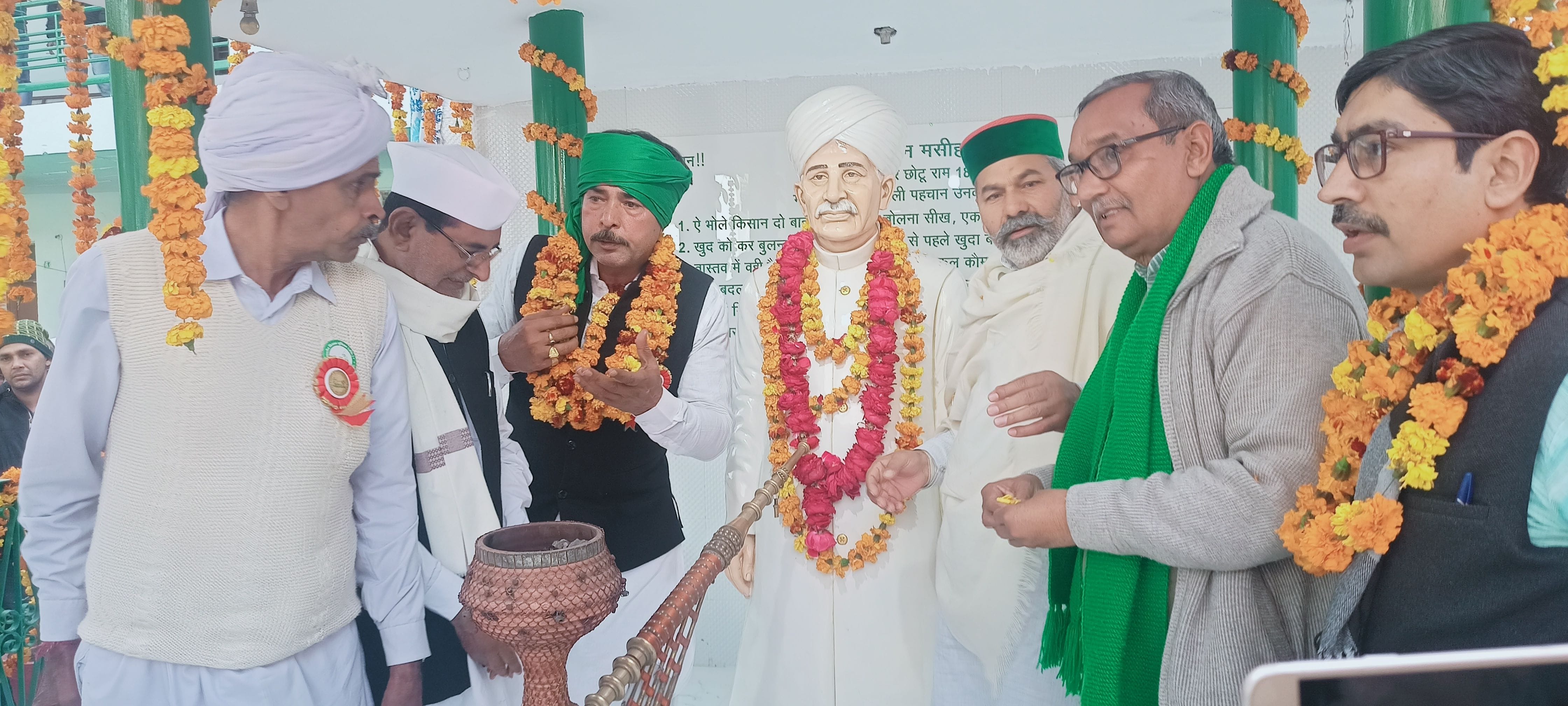 पानीपत। पानीपत किसान भवन में सर छोटूराम की जयंती पहुंचे किसान नेता राकेश टिकैत उसकी मूर्ति पर मा पानीपत। पानीपत किसान भवन में सर छोटूराम की जयंती पहुंचे किसान नेता राकेश टिकैत उसकी मूर्ति पर मा
