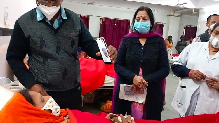 Chhatarpur: Menteri Kesehatan Berdiskusi Dengan Para Pasien yang Masuk Rumah Sakit Distrik Melalui Video Call