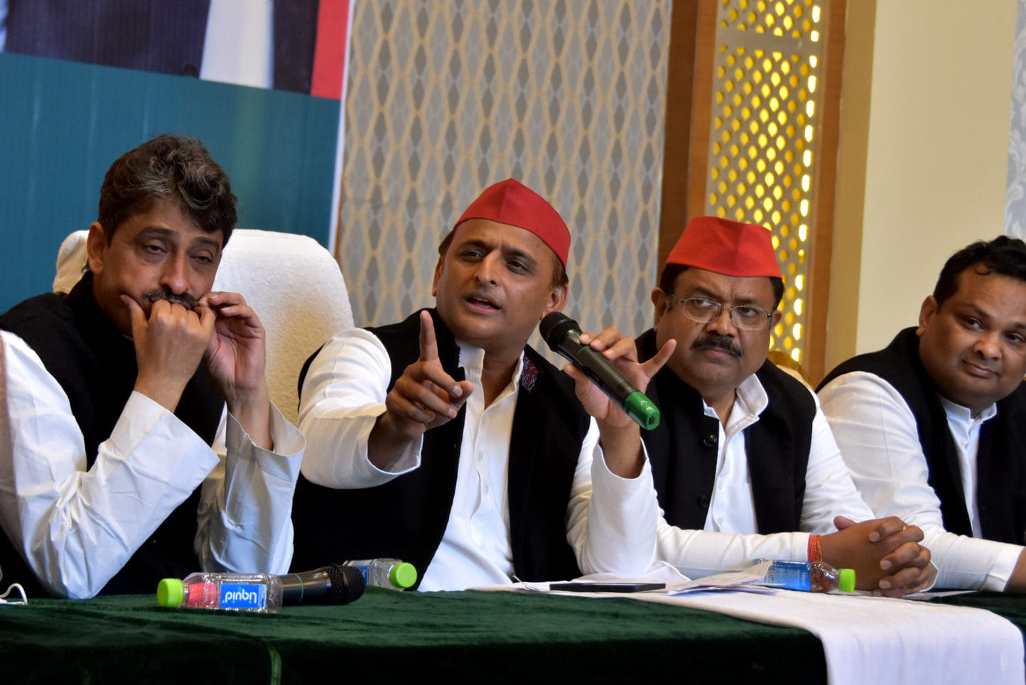 सहारनपुर में पत्रकारो से वार्ता करते सपा के राष्ट्रीय अध्यक्ष अखिलेश यादव