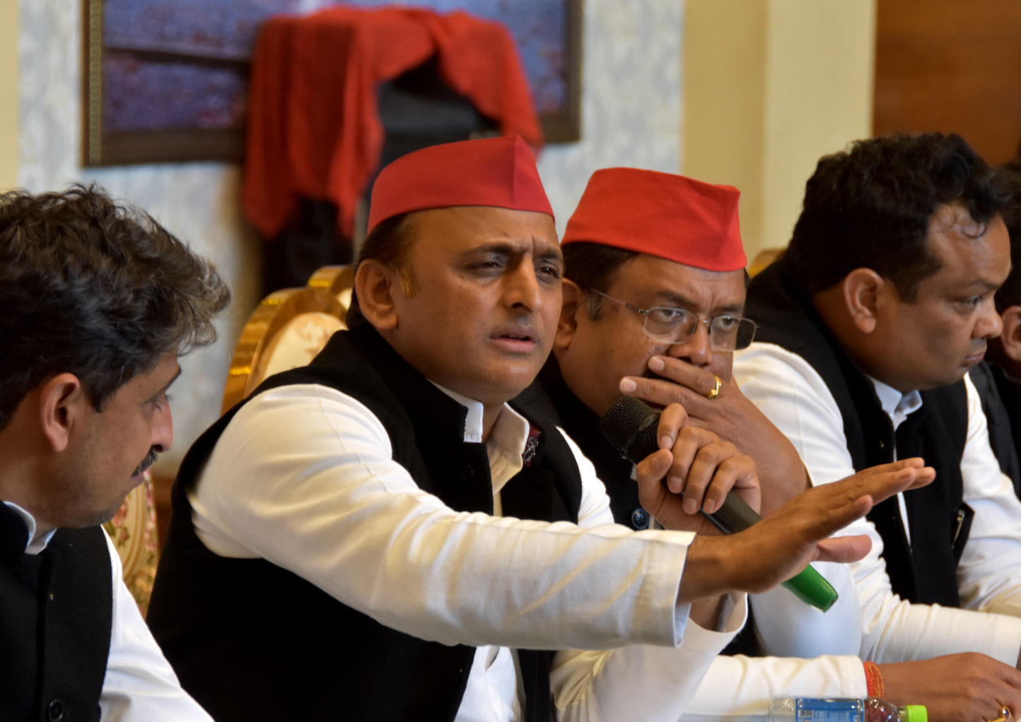 सहारनपुर में पत्रकारो से वार्ता करते सपा के राष्ट्रीय अध्यक्ष अखिलेश यादव