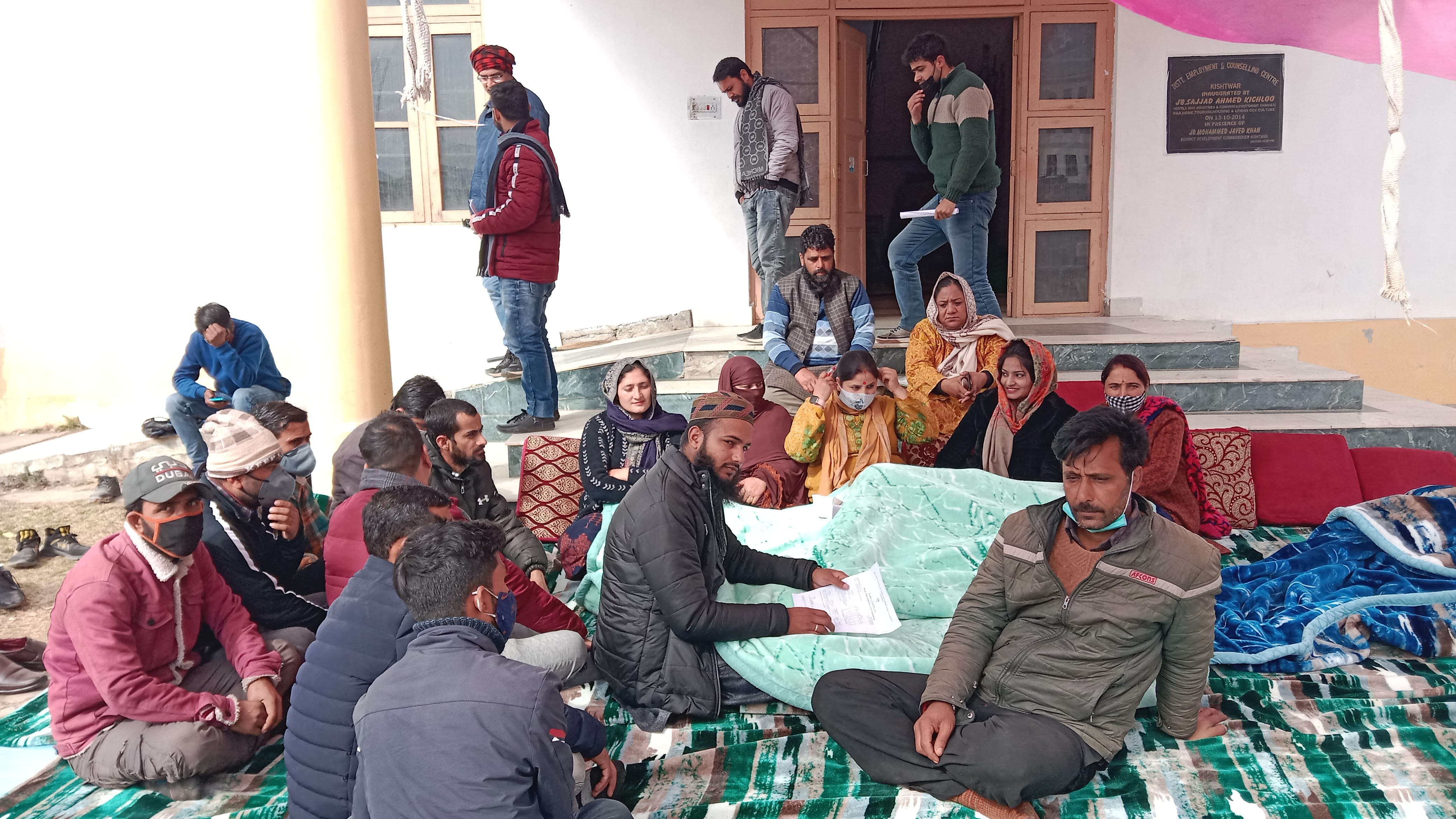 फोटो...डीडीसी अध्यक्षा कार्यालय परिसर में बेरोजगारों को रोजगार देने की मांगों को लेकर धरने पर बेठ फोटो...डीडीसी अध्यक्षा कार्यालय परिसर में बेरोजगारों को रोजगार देने की मांगों को लेकर धरने पर बेठ