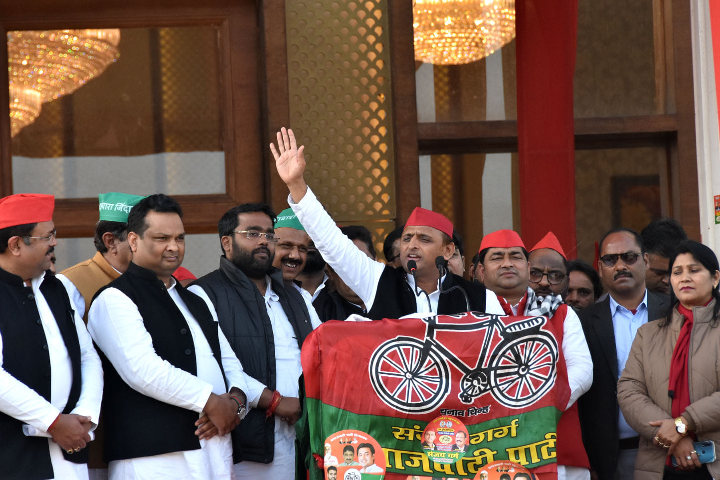 सहारनपुर में अंबाला रोड़ स्थित सभागार में जनसभा को संबोधित करते सपा के राष्ट्रीय अध्यक्ष अखिलेश