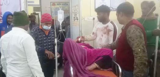 अस्पताल में प्रिया का इलाज करते डॉक्टर। संवाद अस्पताल में प्रिया का इलाज करते डॉक्टर। संवाद