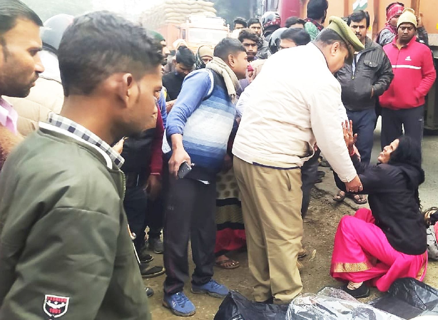 रोजा में सड़क हादसे के बाद मौके पर पहुंची पुलिस।  संवाद