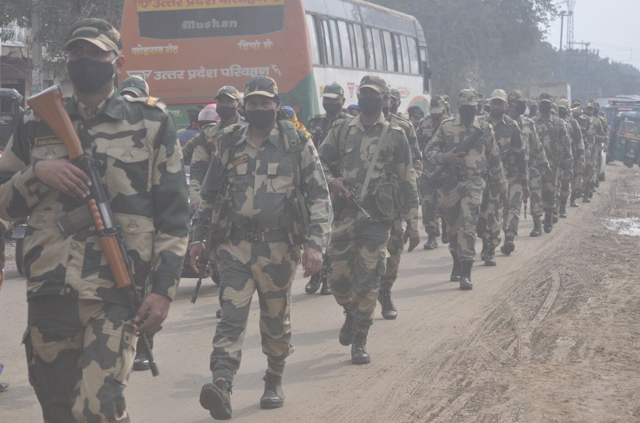 बुलन्दशहर रोड पर फ्लेग मार्च निकालते बीएसएफ के जवान       संवाद