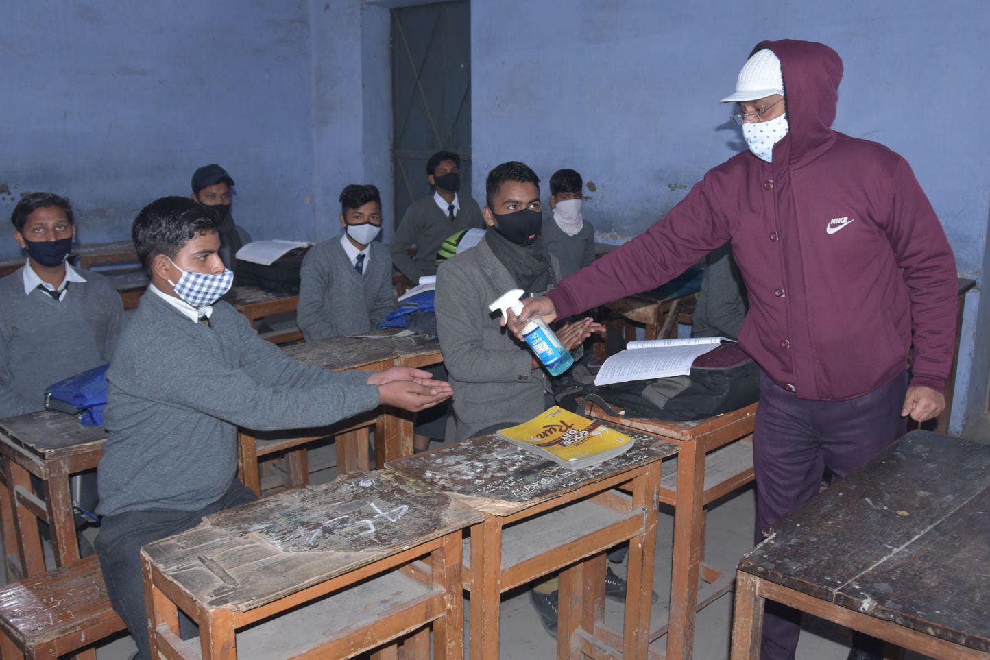 एसएएम इंटर कॉलेज में पहुंचे छात्रो को सेनेटाईज करते शिक्षक एसएएम इंटर कॉलेज में पहुंचे छात्रो को सेनेटाईज करते शिक्षक