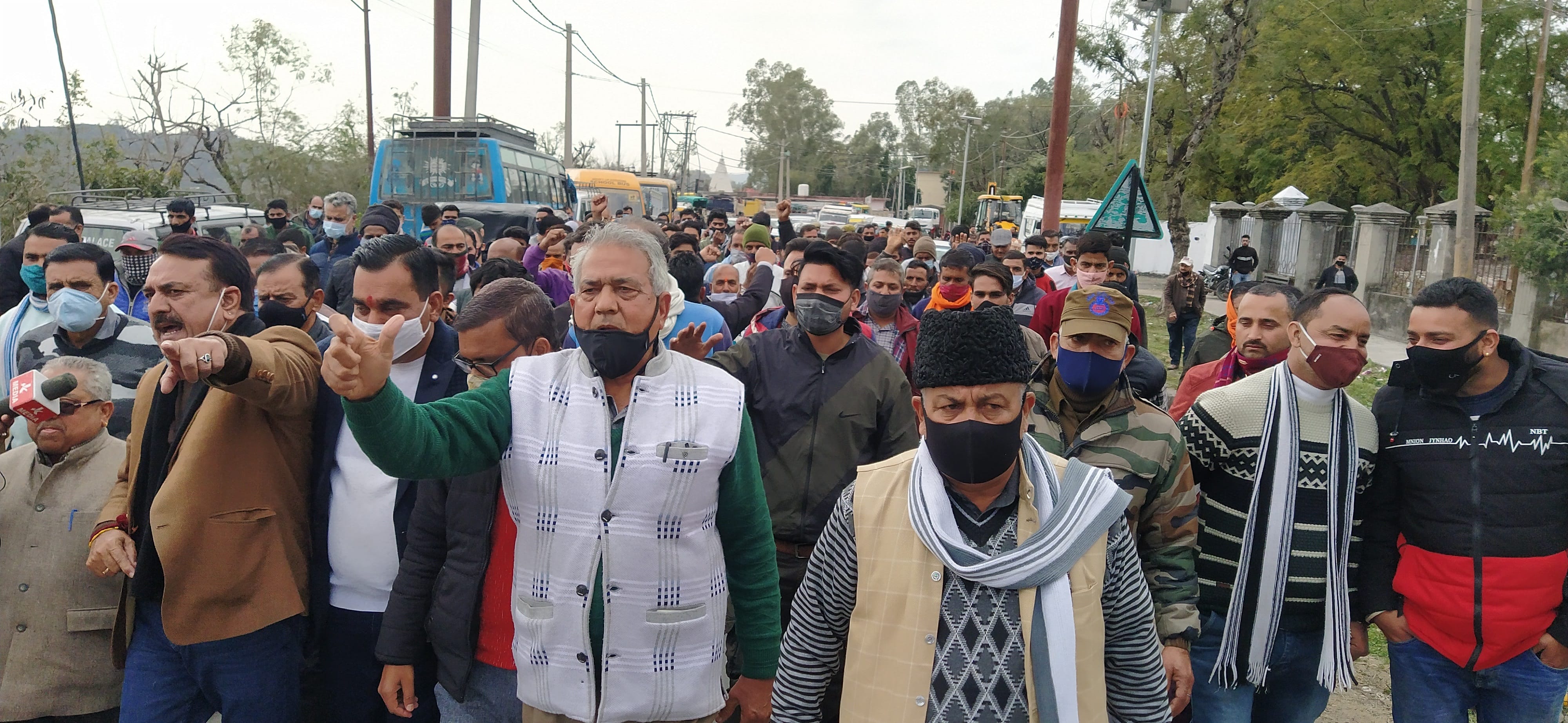 रियासी में मिनी सचिवालय तक पैदल मार्च कर नारेबाजी करते हुए प्रदर्शनकारी।