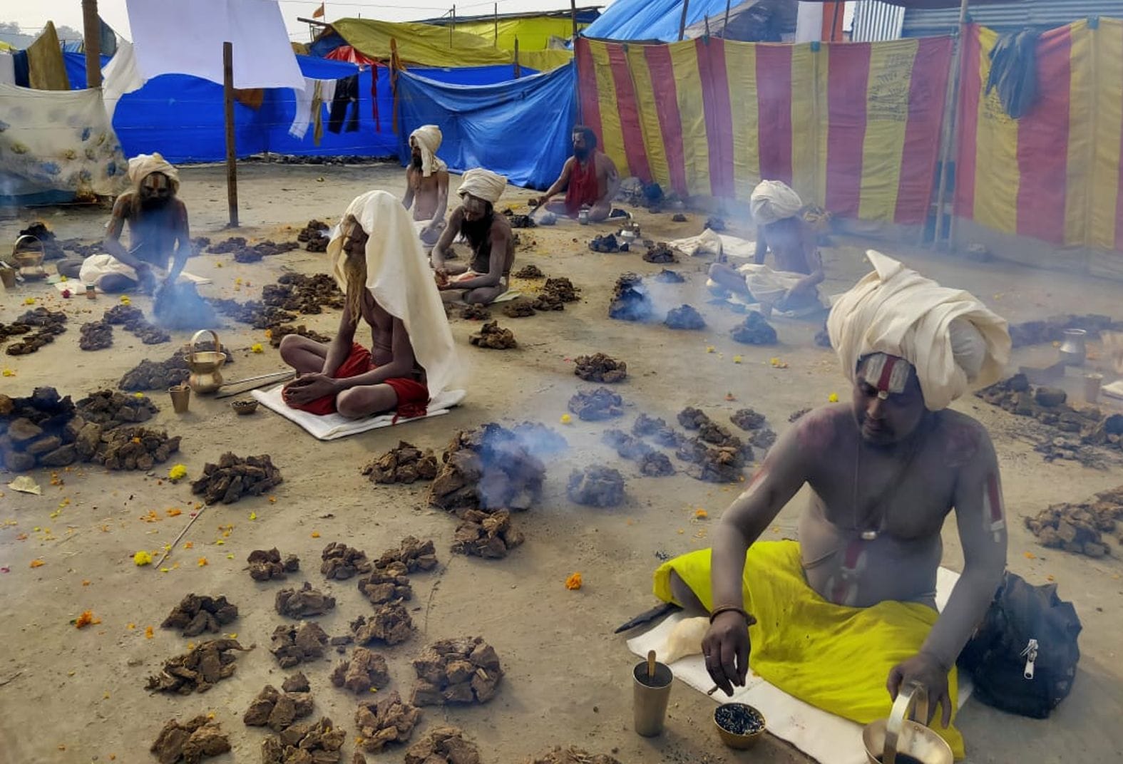 मेला रामनगरिया में धूनी पूजा में लीन साधु। संवाद मेला रामनगरिया में धूनी पूजा में लीन साधु। संवाद