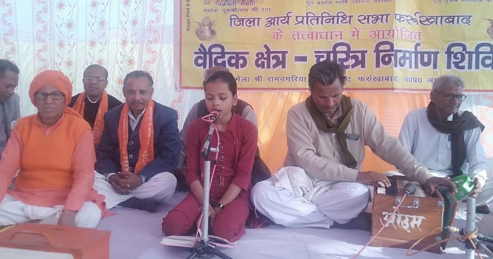 मेला रामनगरिया में भजन सुनाती उदति। संवाद मेला रामनगरिया में भजन सुनाती उदति। संवाद