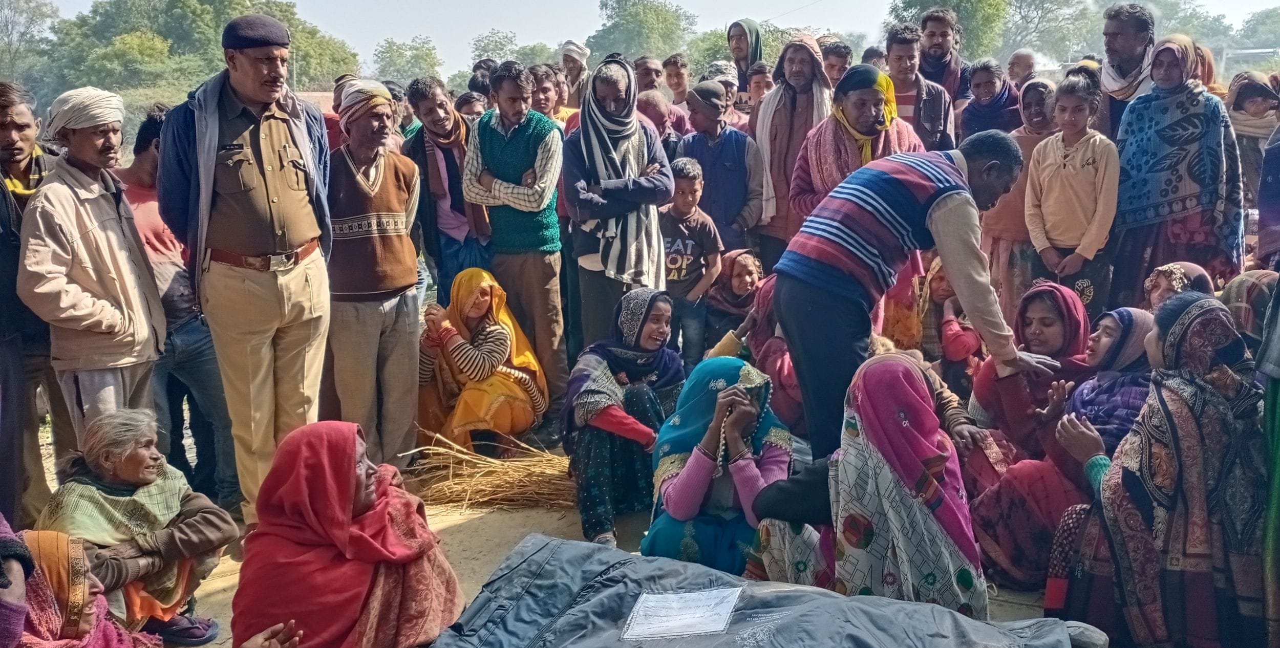शव ले जाने के विरोध में जमा ग्रामीण। संवाद शव ले जाने के विरोध में जमा ग्रामीण। संवाद