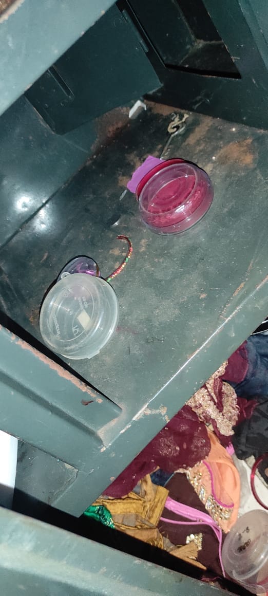 उधमपुर: मचलता में चोरों द्वारा तोड़ा गया ताला तथा अलमारी में बिखरा पड़ा सामान. उधमपुर: मचलता में चोरों द्वारा तोड़ा गया ताला तथा अलमारी में बिखरा पड़ा सामान.