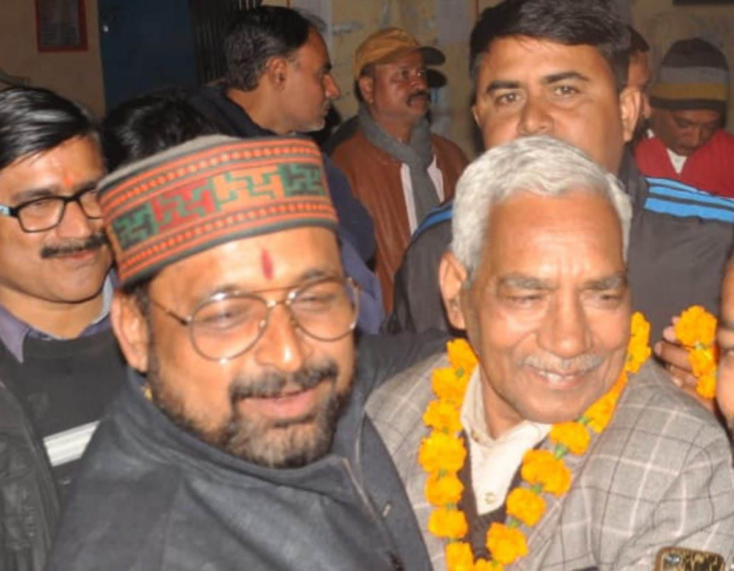 अध्यक्ष पद पर विजयी हुए ब्रजमोहन सिंह को बधाई देते निकटतम प्रतिद्वंद्वी रहे राजेश कुमार दुबे। अध्यक्ष पद पर विजयी हुए ब्रजमोहन सिंह को बधाई देते निकटतम प्रतिद्वंद्वी रहे राजेश कुमार दुबे।