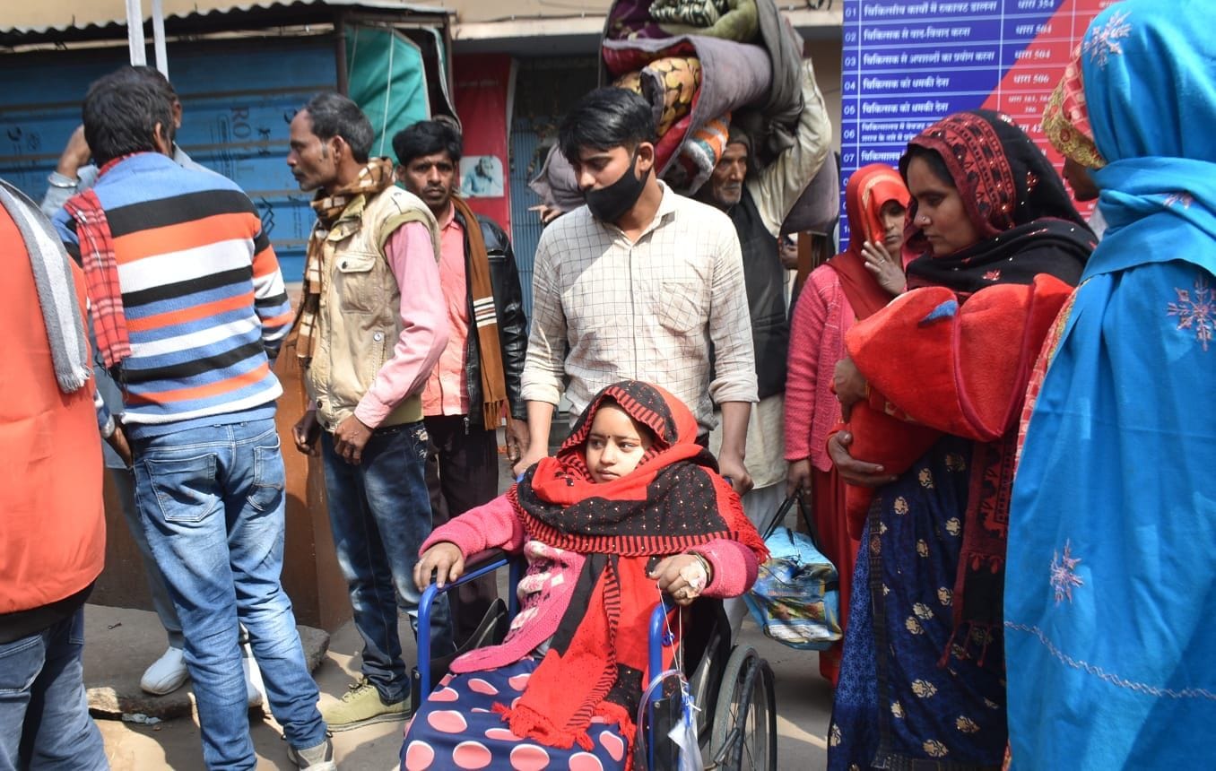 सात घंटे से अस्पताल में बंद मरीज को बाहर लेकर आते परिजन