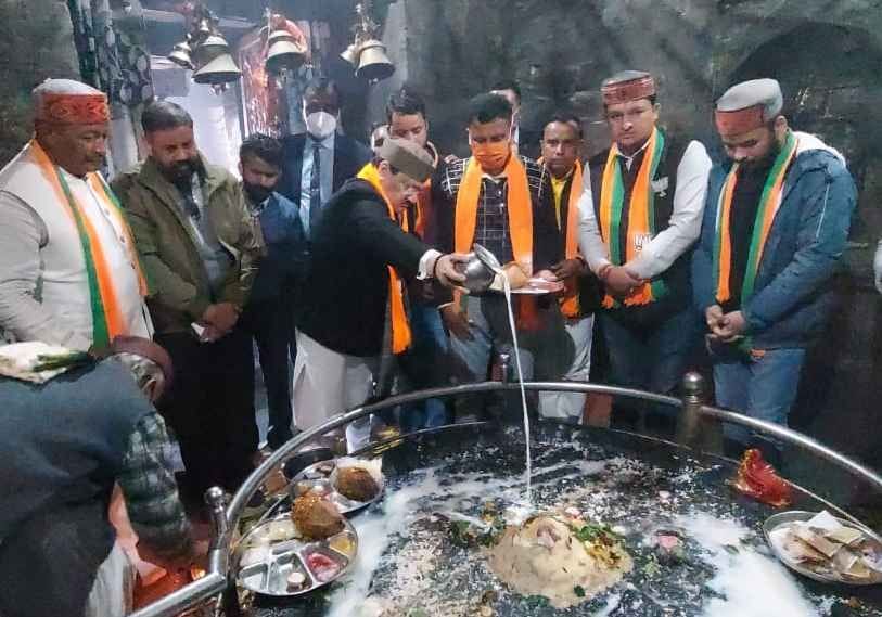 बागेश्वर के बाबा बागनाथ मंदिर में पूजा अर्चना करते भाजपा के राष्ट्रीय अध्यक्ष जेपी नड्डा। संवाद बागेश्वर के बाबा बागनाथ मंदिर में पूजा अर्चना करते भाजपा के राष्ट्रीय अध्यक्ष जेपी नड्डा। संवाद